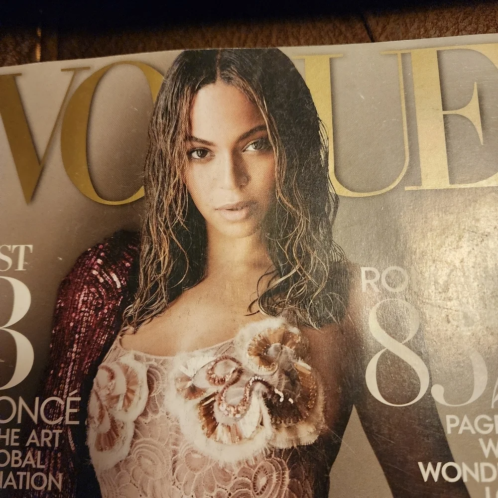 Pair of Vogue Magazines- Taylor Swift and Beyonce - Picture 12 of 12